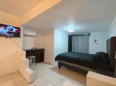 Una televisión o centro de entretenimiento en departamento nuevo bonito
