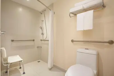 Un baño de One Saltillo Aeropuerto