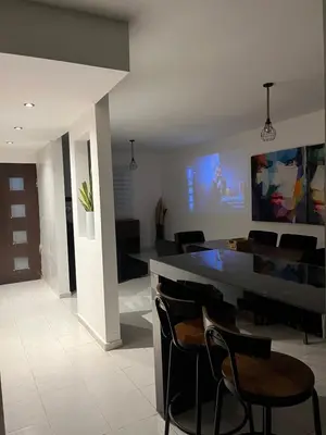Una televisión o centro de entretenimiento en Casa completa, 4 dormitorios, 7 camas dobles, 3 sofá cama, 3 baños 1 en planta baja, cocina equipada, consola Arcade, asador, juguetes para niños, plancha, secadora, cafetera, etc, fraccionamiento privado, zona de vías rápidas y toallas