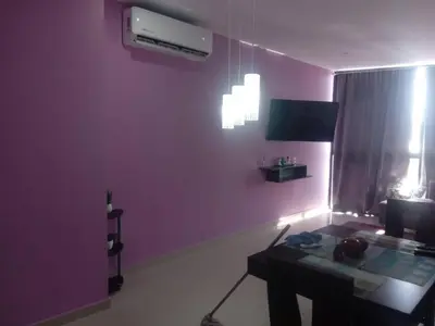 Una televisión o centro de entretenimiento en Dpto de 2 recamaras con alberca