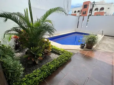 Piscina en o cerca de Apartamento en PB con piscina a poca distancia de la playa