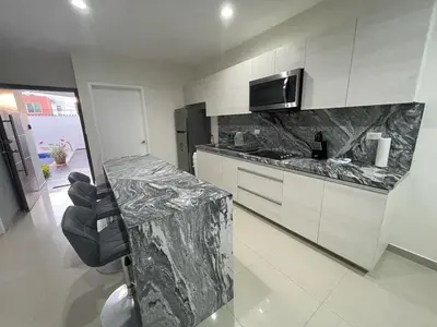Una cocina o zona de cocina en Apartamento en PB con piscina a poca distancia de la playa