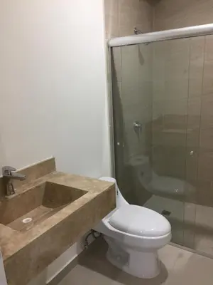 Un baño de Apartamento en PB con piscina a poca distancia de la playa