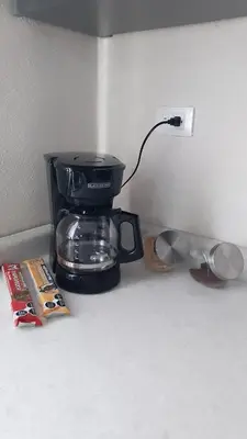 Utensilios para hacer té y café en Stay with Arnold We are in front of the pool