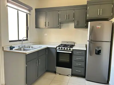 Una cocina o zona de cocina en Stay with Arnold We are in front of the pool