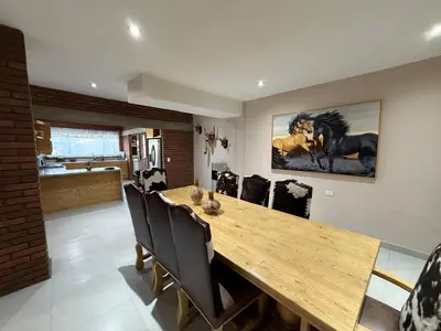 Zona de estar de Hermosa cabaña completamente equipada con alberca y jardín
