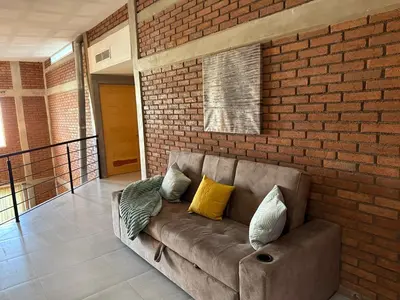 Zona de estar de Hermosa cabaña completamente equipada con alberca y jardín