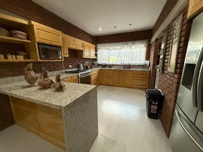 Una cocina o zona de cocina en Hermosa cabaña completamente equipada con alberca y jardín