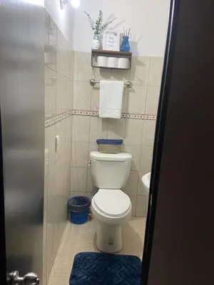 Un baño de Cómodo ideal para ti cerca de estadio el encanto
