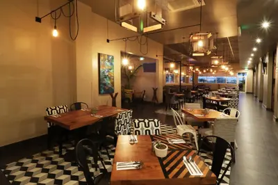 Un restaurante o sitio para comer en Holiday Inn Hotel & Suites Hermosillo Aeropuerto by IHG