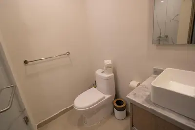 Un baño de Elegante con vista al mar y balcón by G P S rentas