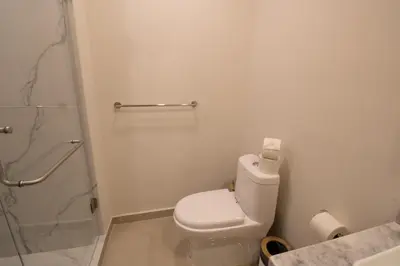 Un baño de Elegante con vista al mar y balcón by G P S rentas