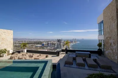 Piscina en o cerca de Elegante con vista al mar y balcón by G P S rentas