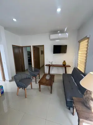 Una televisión o centro de entretenimiento en 2br 1ba Condo 1 block to ocean Condo 1