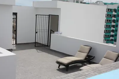 Un balcón o terraza de 2br 1ba Condo 1 block to ocean Condo 1