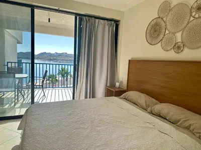 Cama o camas de una habitación en Hermoso condominio frente al mar