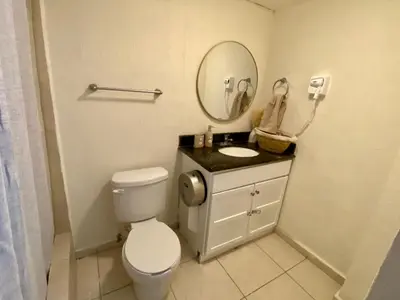 Un baño de Hermoso condominio frente al mar