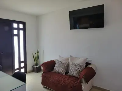 Una televisión o centro de entretenimiento en GR20acd Doris