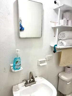 Un baño de Cómodo departamento 2 cerca del centro de gobierno , CAS, Consulado , CRIT
