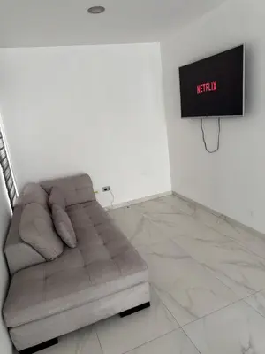 Una televisión o centro de entretenimiento en Casa amplia