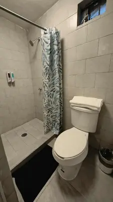 Un baño de Santafe Suites