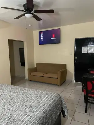 Una televisión o centro de entretenimiento en Motel Apolo 69