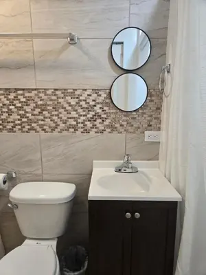 Un baño de VERY CLOSE FROM AMERICAN CONSULATe