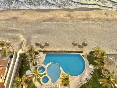 Piscina en o cerca de Depa con espectacular vista al mar a pie de playa Torre perla 1102