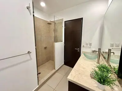 Un baño de Depa con espectacular vista al mar a pie de playa Torre perla 1102