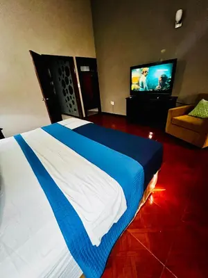 Una televisión o centro de entretenimiento en Casa Lomas en Zona Dorada, 5 minutos de la playa