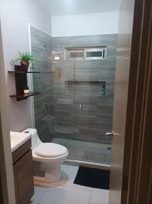 Un baño de Nice and comfortable apartment, close to the pier