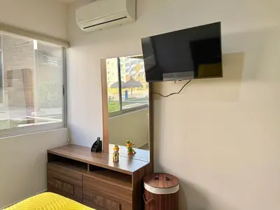 Una televisión o centro de entretenimiento en Family apartment with great amenities - bluu 103