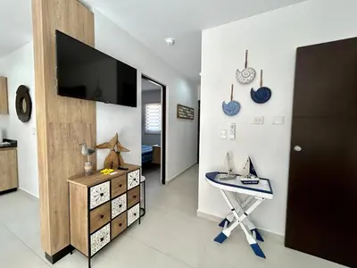 Una televisión o centro de entretenimiento en Nice apartment near the beach Oceanna 224A