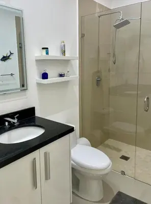 Un baño de Torre Eme -Stunning bay view & balcony!
