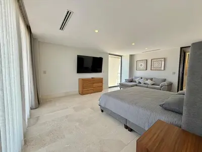 Una televisión o centro de entretenimiento en Elegant Penthouse on the pier The O grand living