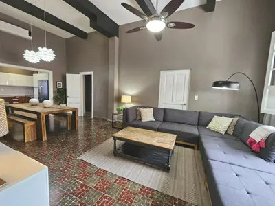 Zona de estar de Iconic Centro Retreat Walk to Beach & Dining