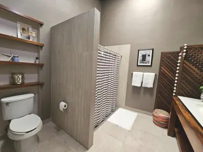 Un baño de Iconic Centro Retreat Walk to Beach & Dining