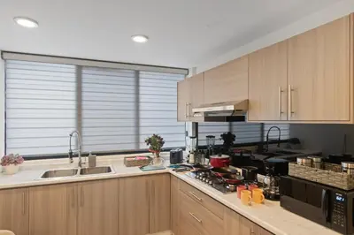 Una cocina o zona de cocina en Two KING Size Beds in Historic Downtown DGO
