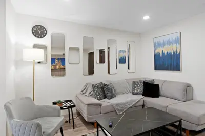 Zona de estar de Two KING Size Beds in Historic Downtown DGO