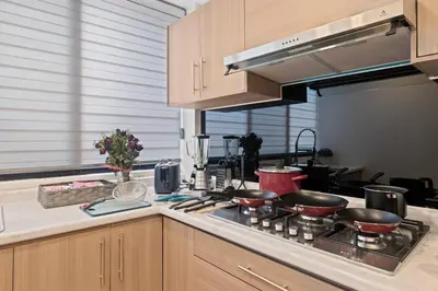 Una cocina o zona de cocina en Two KING Size Beds in Historic Downtown DGO