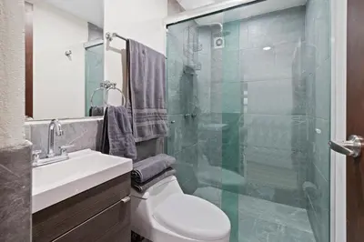 Un baño de Two KING Size Beds in Historic Downtown DGO