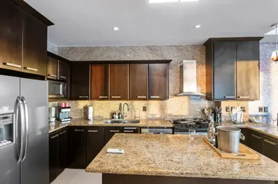 Una cocina o zona de cocina en Beautiful View on the 23rd Floor Beach Front