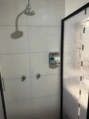 Un baño de Hotel Los Valles Plus