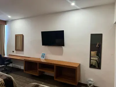 Una televisión o centro de entretenimiento en Hotel Los Valles Plus