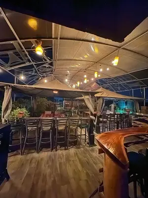 Un restaurante o sitio para comer en Departamento Suite familiar frente a las riberas