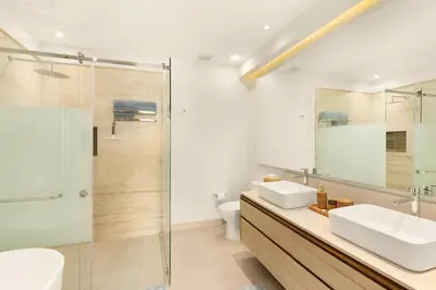 Plano de Stylish Summer 2BR Retreat w Pool & Beach Access