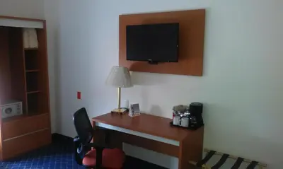 Una televisión o centro de entretenimiento en Sleep Inn Monclova