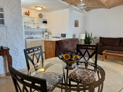 Una cocina o zona de cocina en Quiet apartment with pool right on the beach