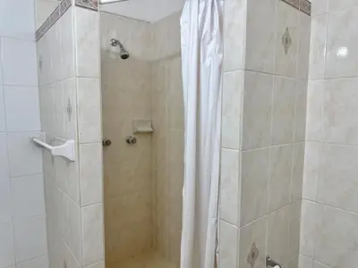 Un baño de Quiet apartment with pool right on the beach