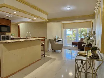 Una cocina o zona de cocina en Beautiful beachfront space and pool